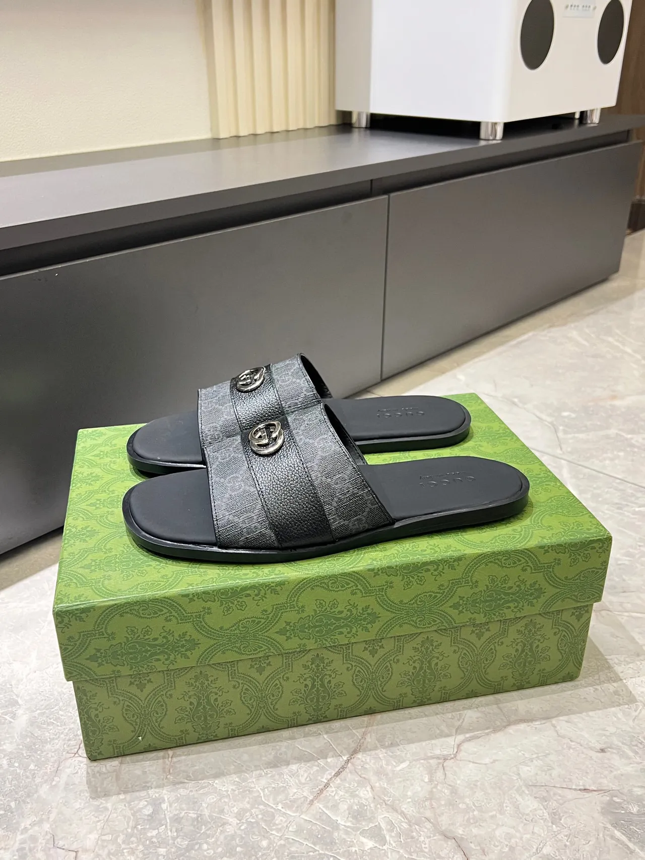 Gucci Screener Chaussons en cuir gris et noir 4