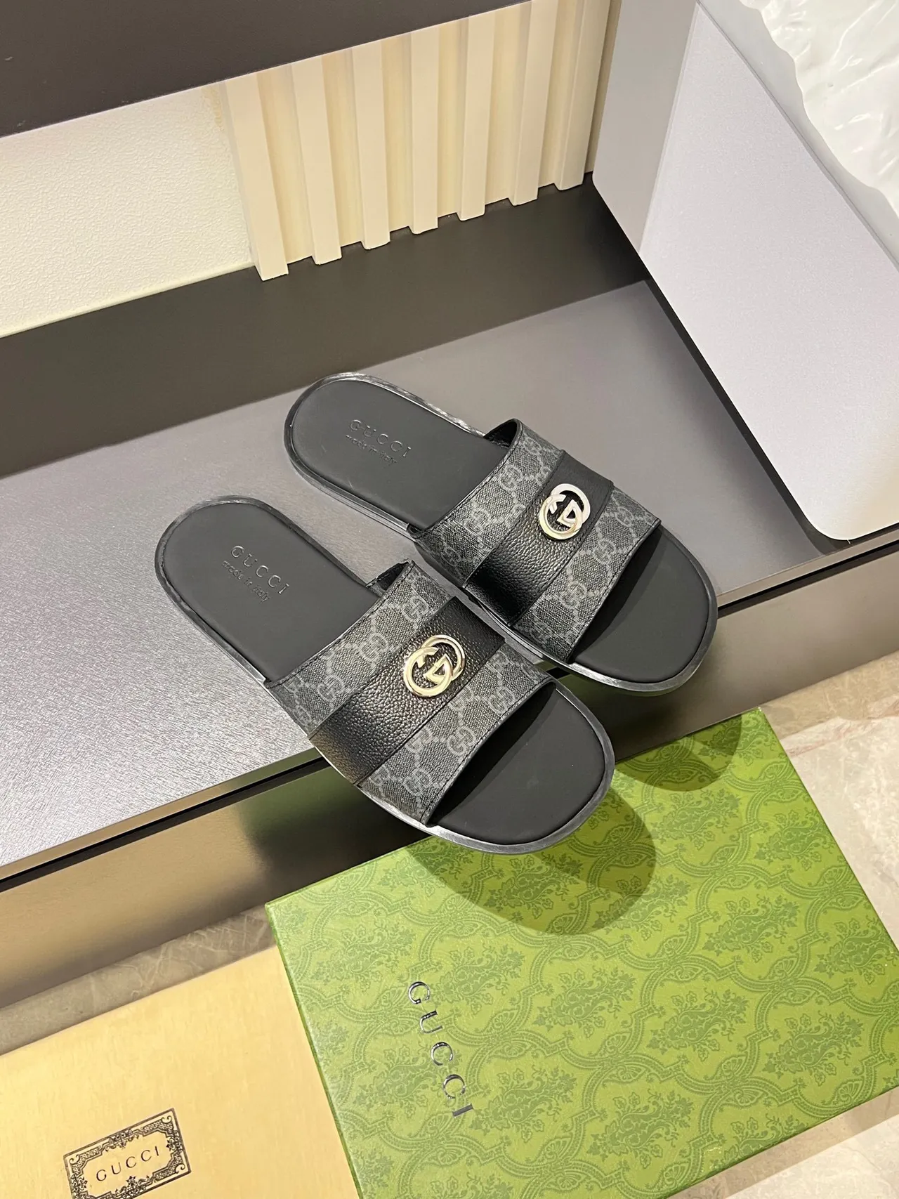 Gucci Screener Chaussons en cuir gris et noir 5