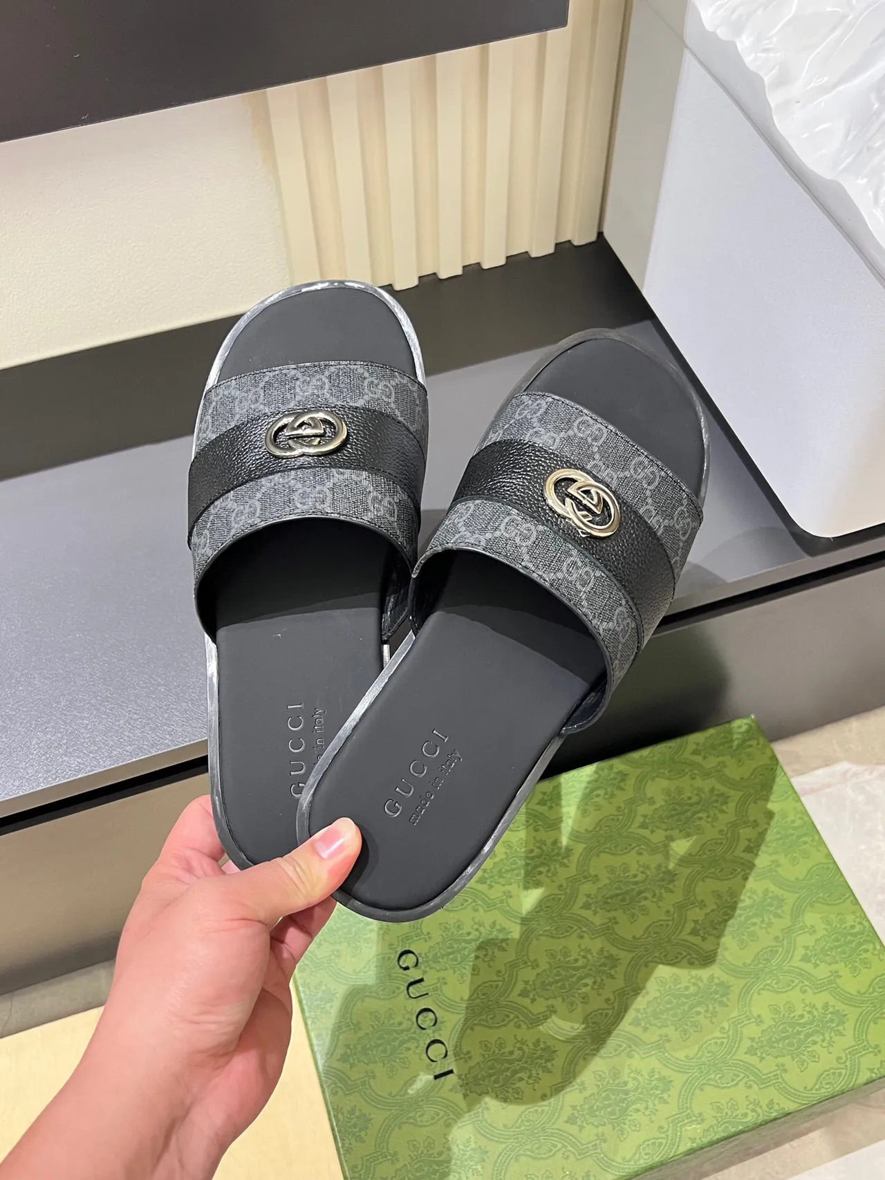 Gucci Screener Chaussons en cuir gris et noir 6