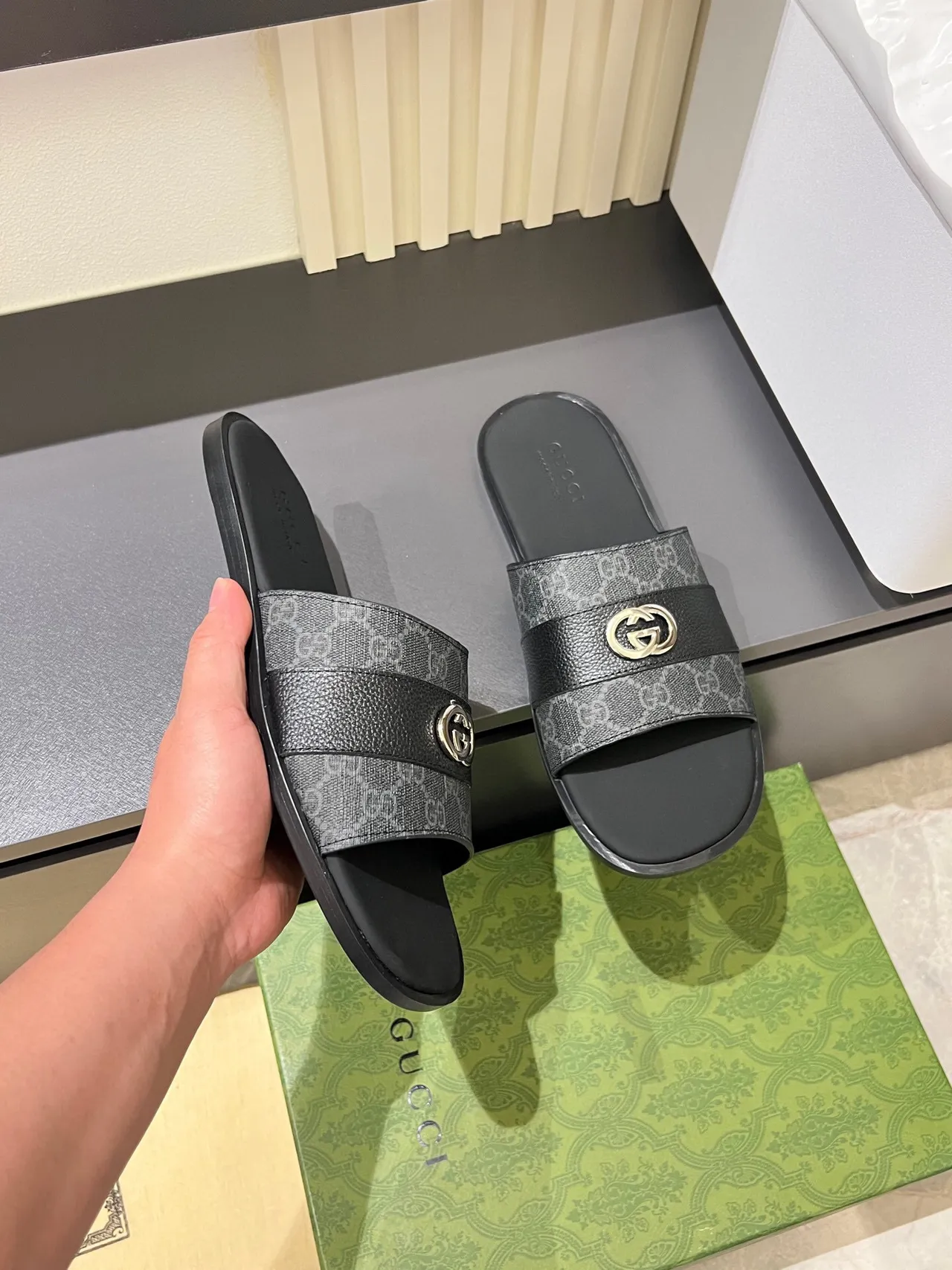 Gucci Screener Chaussons en cuir gris et noir 7