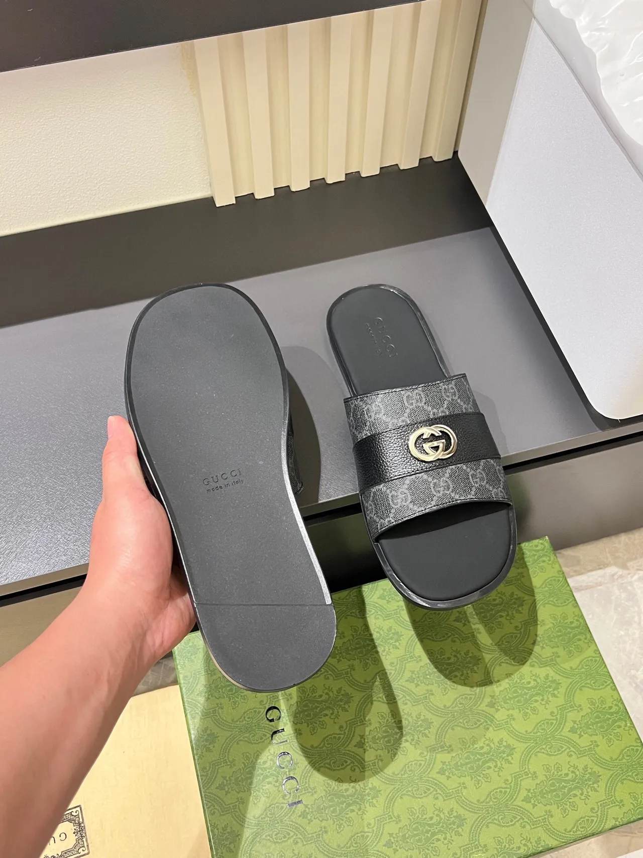 Gucci Screener Chaussons en cuir gris et noir 8