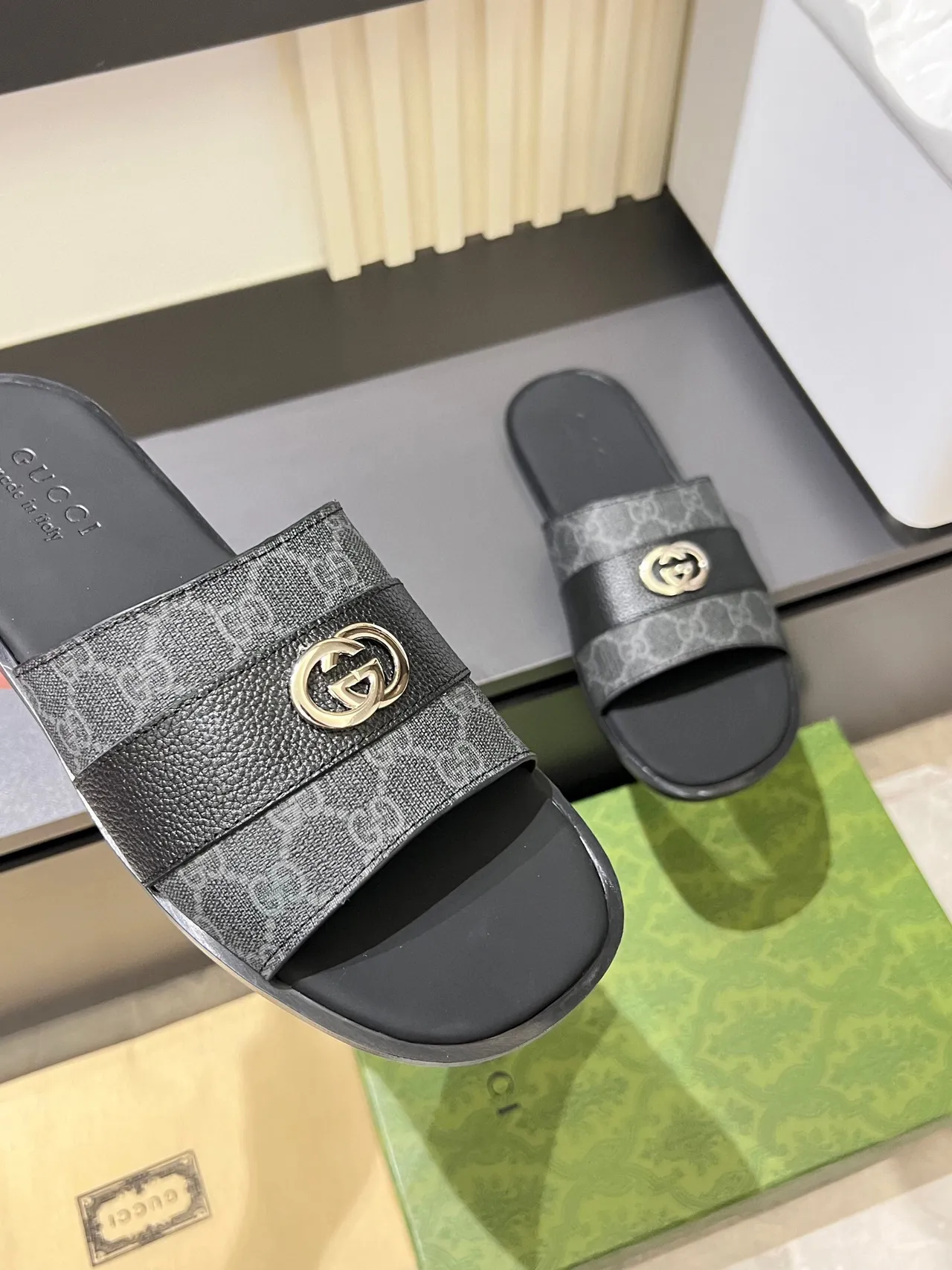 Gucci Screener Chaussons en cuir gris et noir 9