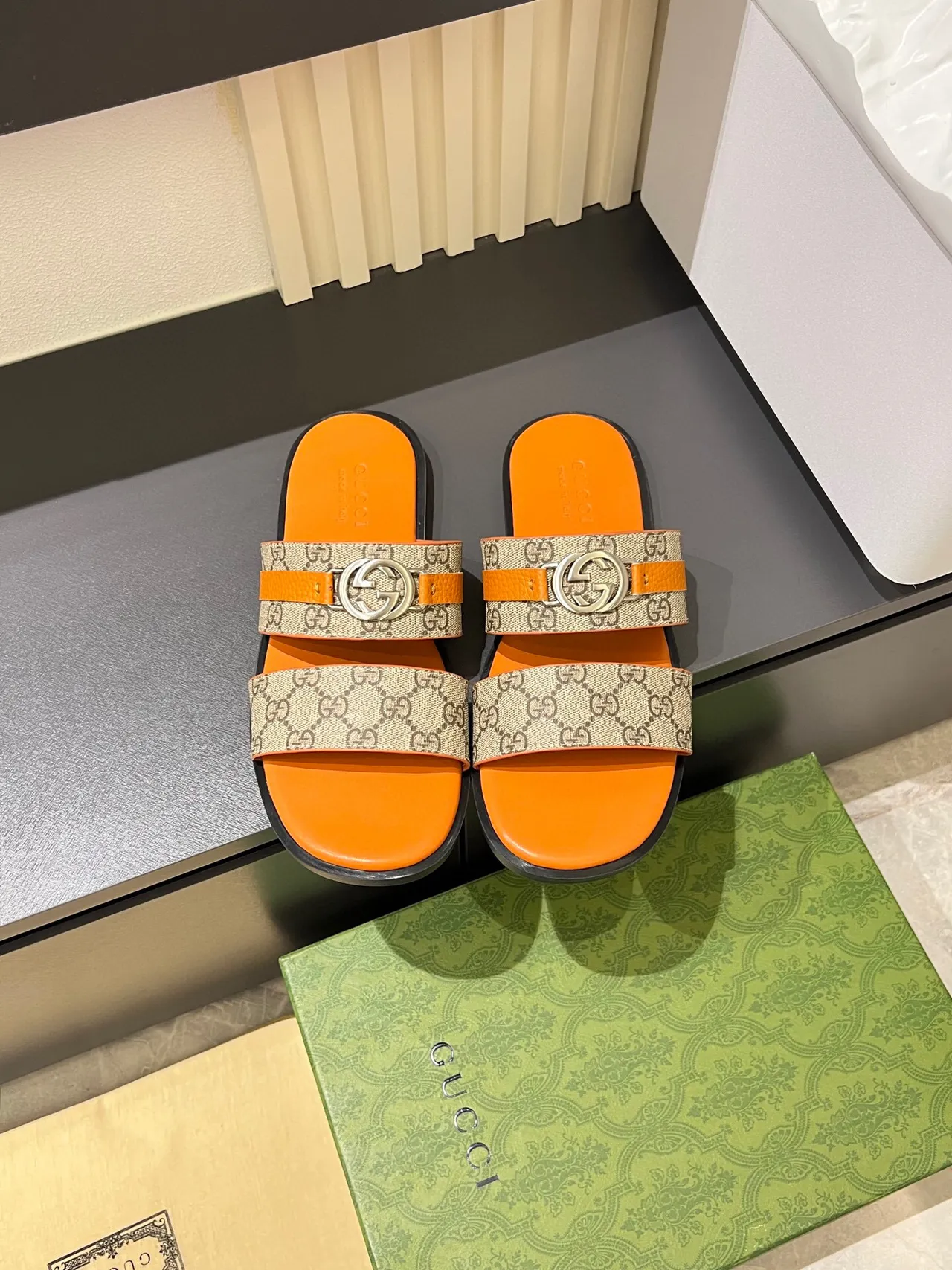 Gucci Screener Orange et Beige GG Monogram Sandales casuales 2