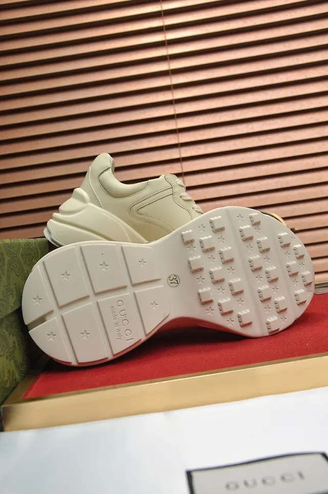 Gucci Screener sneakers chunky off-white à imprimé fraise 2
