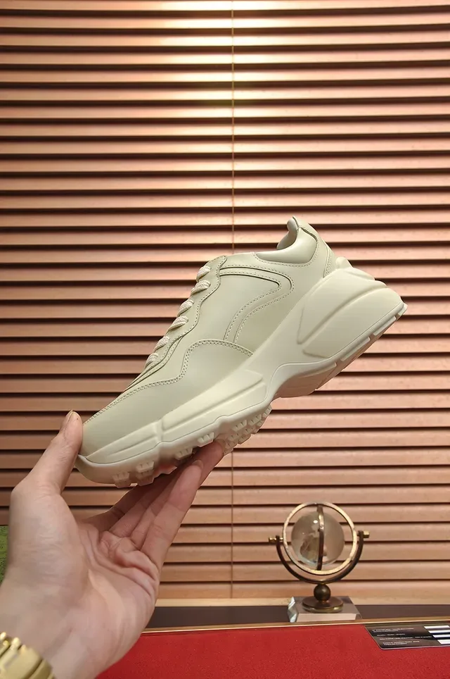 Gucci Screener sneakers chunky off-white à imprimé fraise 3