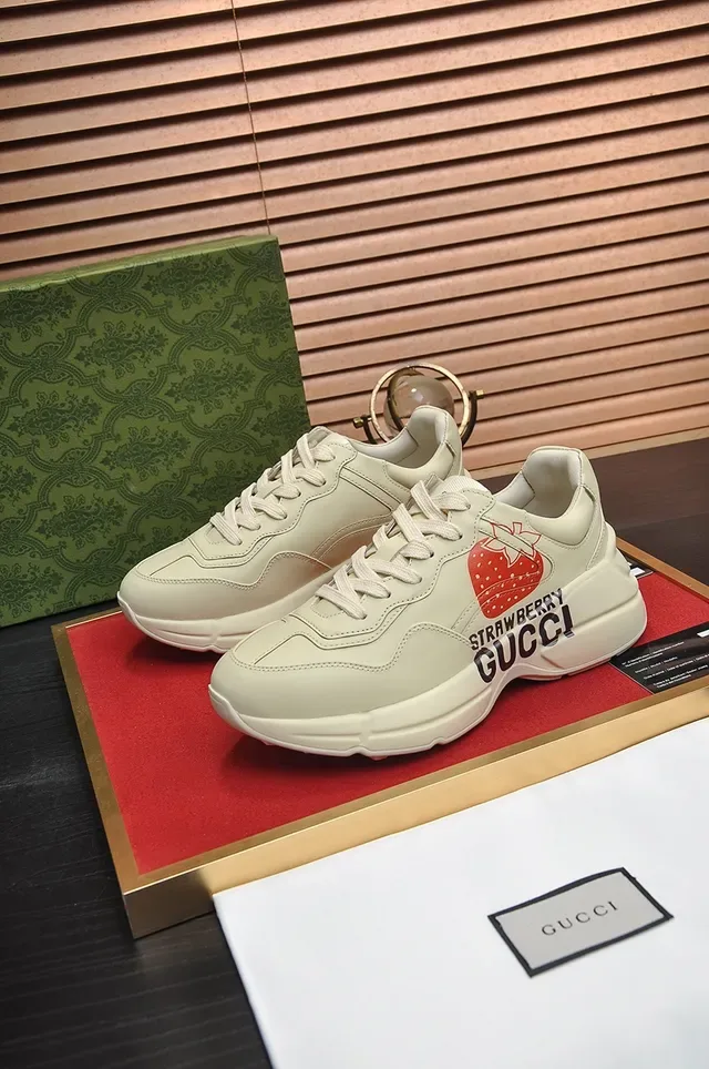 Gucci Screener sneakers chunky off-white à imprimé fraise 4