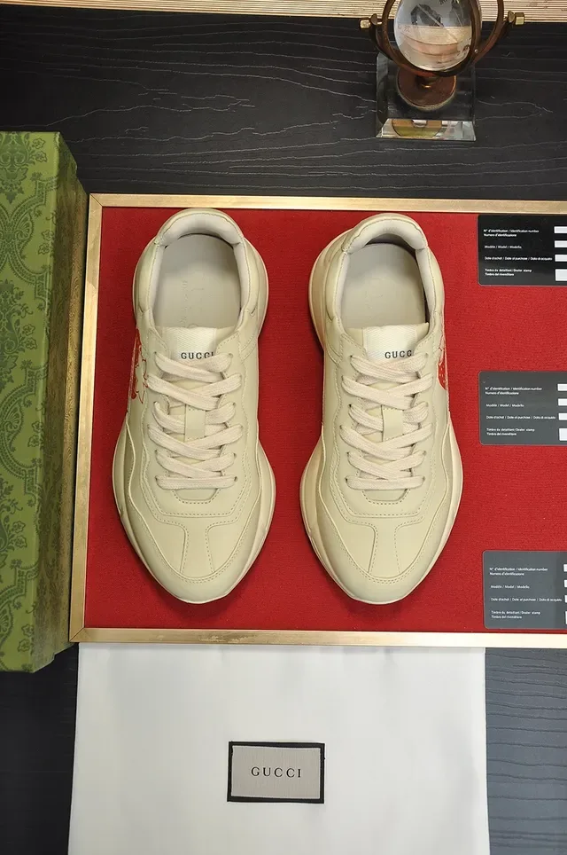 Gucci Screener sneakers chunky off-white à imprimé fraise 5