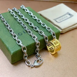 Gucci Chaîne à maillons tordus en argent et or Collier pendentif ajouré