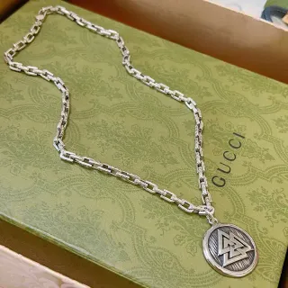 Gucci قلادة فضية خضراء سلسلة كيرب ثقيلة الربط منحوتة دائرية