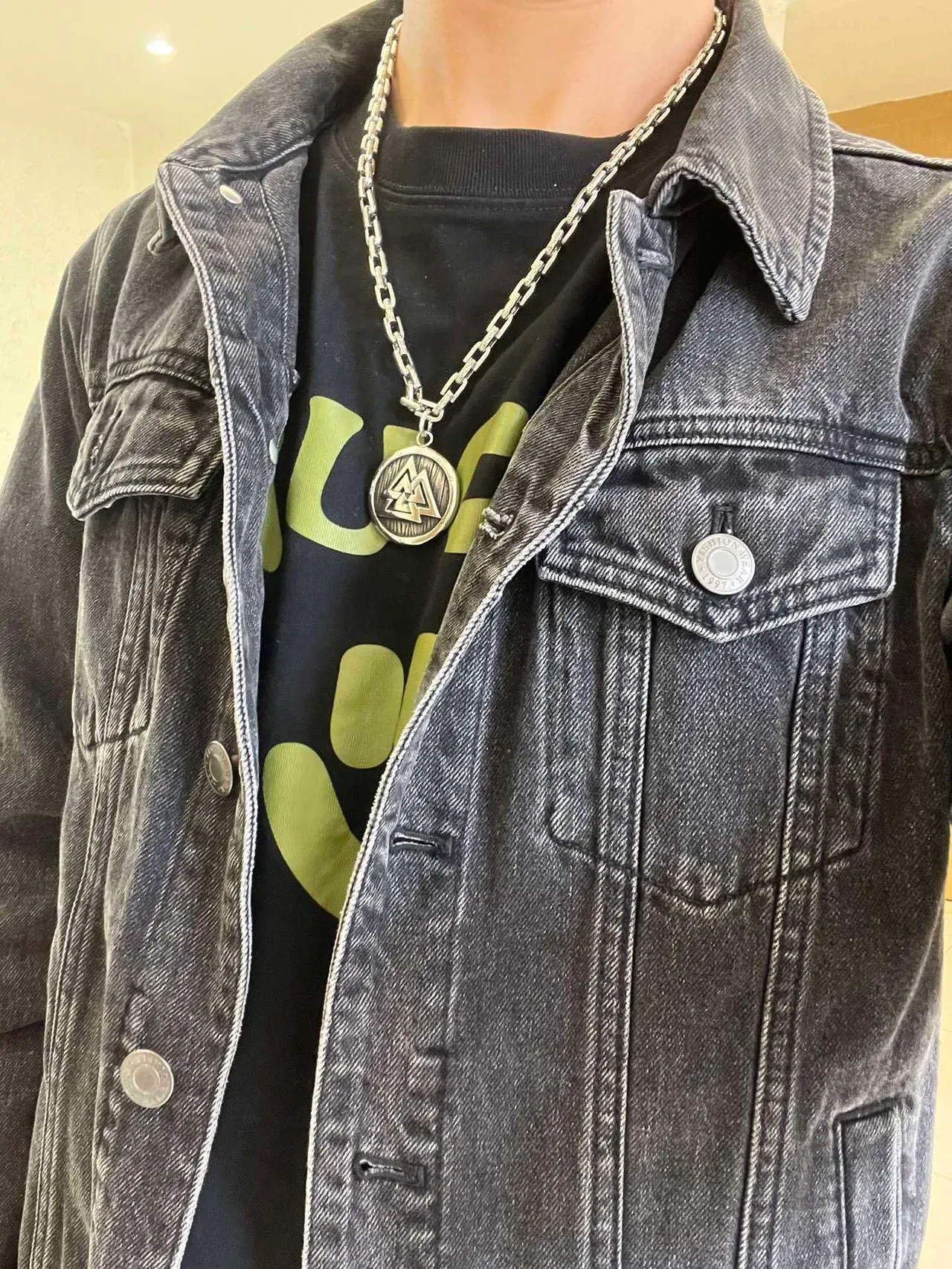 Gucci Silver Green Heavy-Link Curb Chain Engraved Circular Pendant Necklace 2