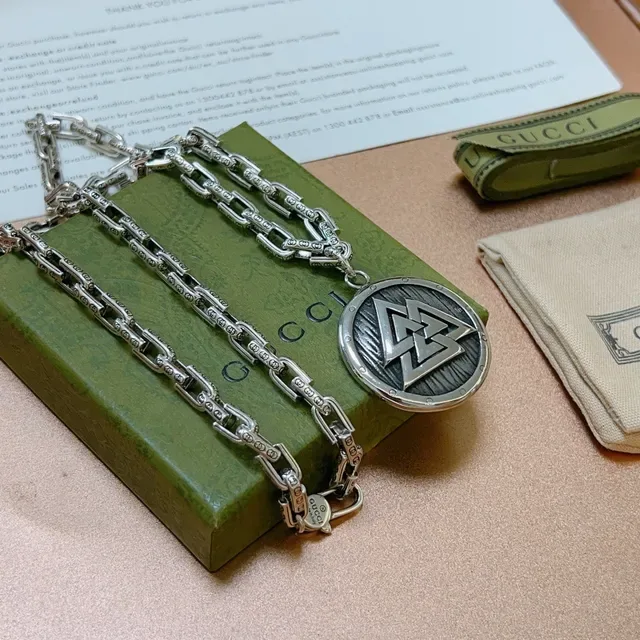 Gucci Silver Green Heavy-Link Curb Chain Engraved Circular Pendant Necklace 3