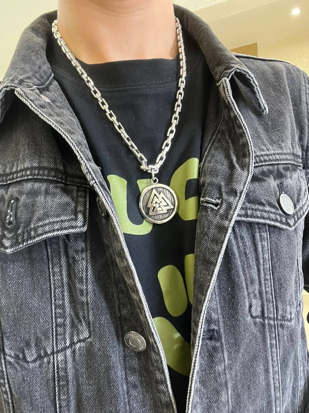 Gucci Silver Green Heavy-Link Curb Chain Engraved Circular Pendant Necklace 5