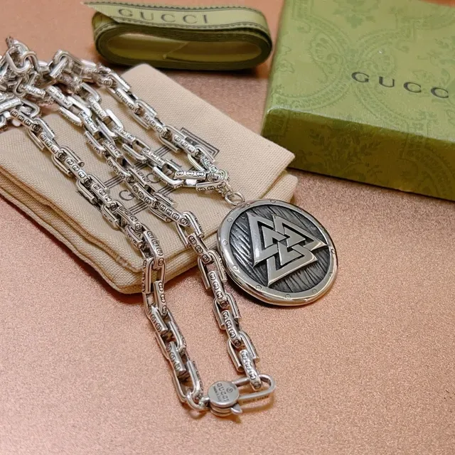 Gucci Silver Green Heavy-Link Curb Chain Engraved Circular Pendant Necklace 6