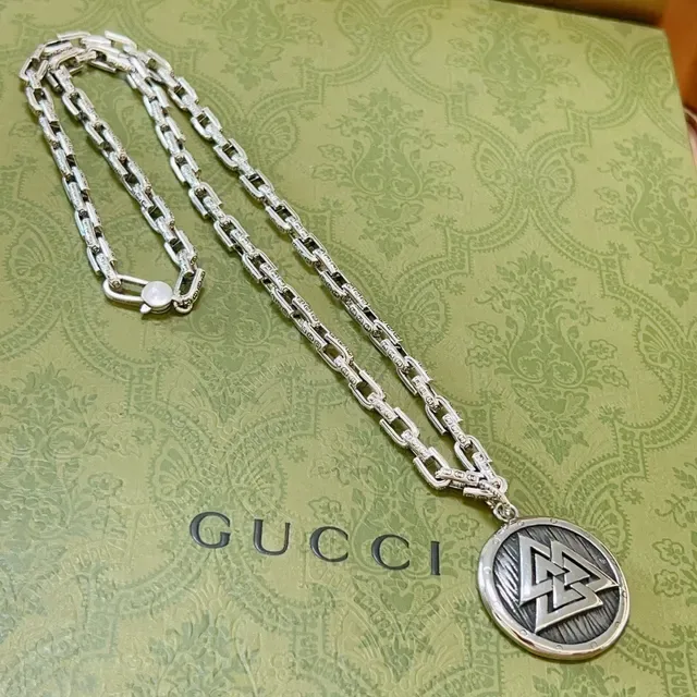 Gucci Silver Green Heavy-Link Curb Chain Engraved Circular Pendant Necklace 7