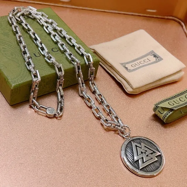 Gucci Silver Green Heavy-Link Curb Chain Engraved Circular Pendant Necklace 8