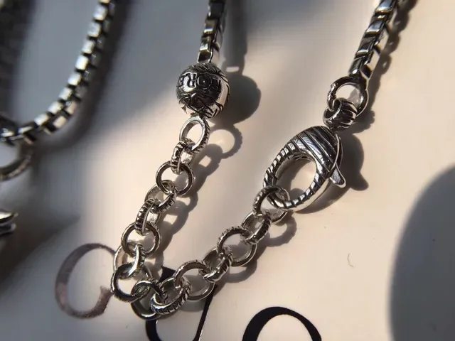 Gucci Silver-Tone Bull-Head Pendant Box Chain Necklaces 2