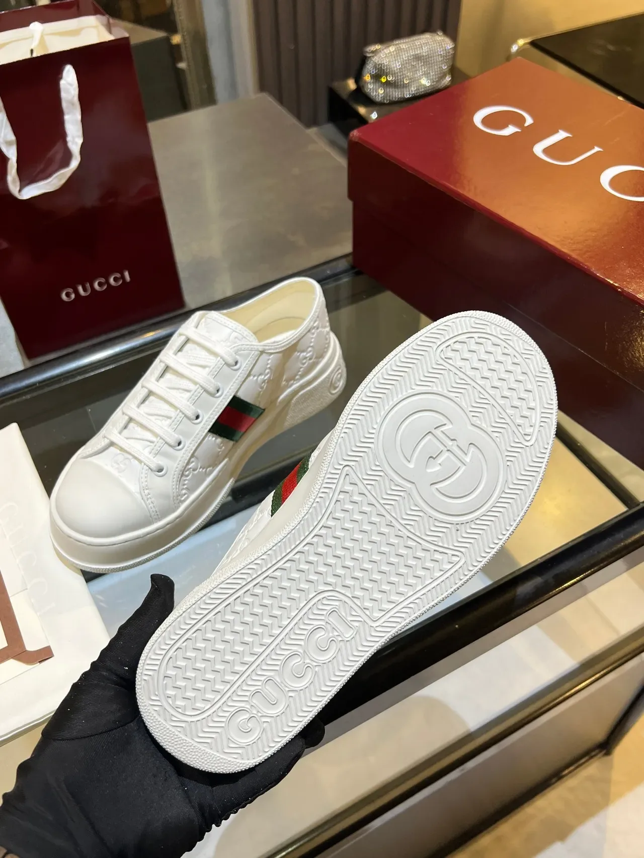 Gucci أحذية رياضية بيضاء خضراء Embossed GG Monogram Web Stripe Lifestyle 2