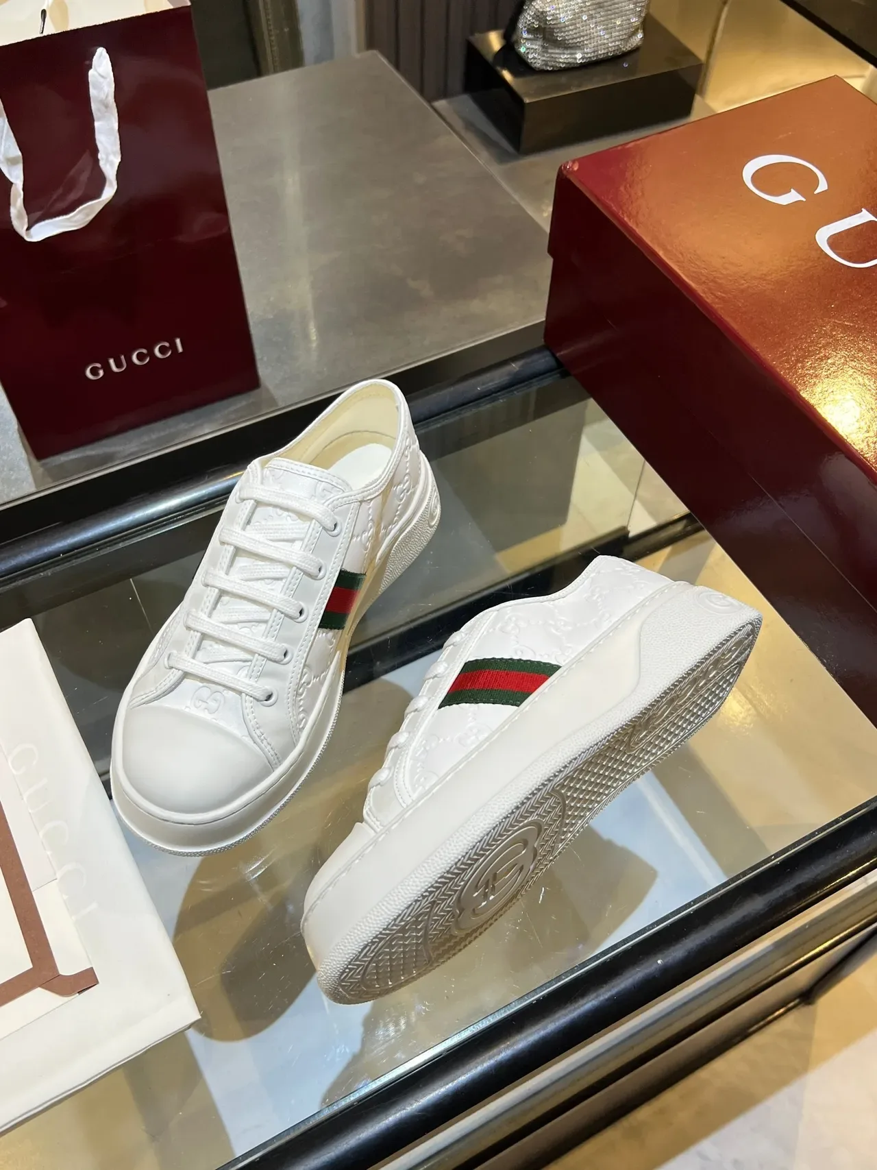 Gucci أحذية رياضية بيضاء خضراء Embossed GG Monogram Web Stripe Lifestyle 3