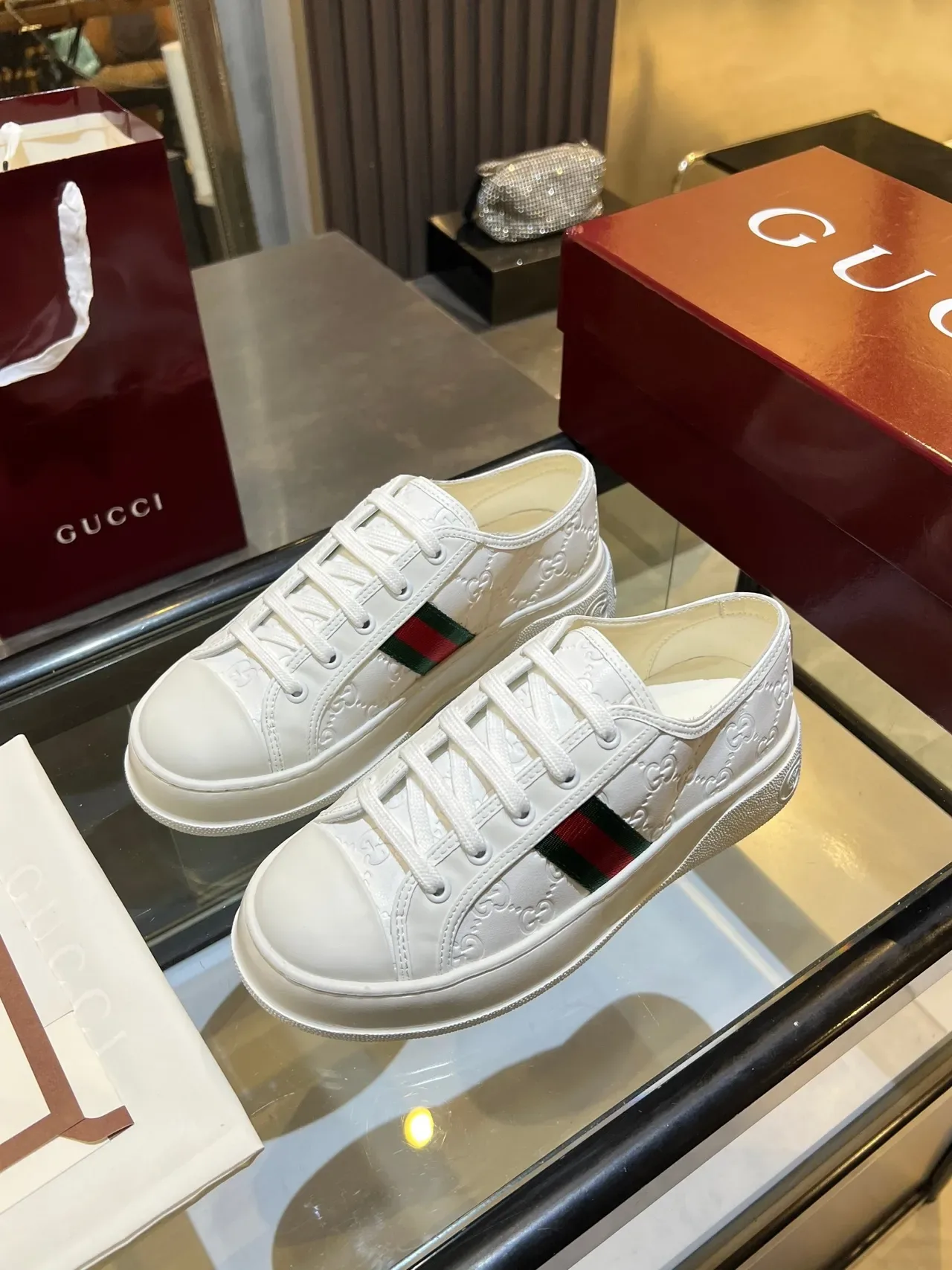 Gucci أحذية رياضية بيضاء خضراء Embossed GG Monogram Web Stripe Lifestyle 4