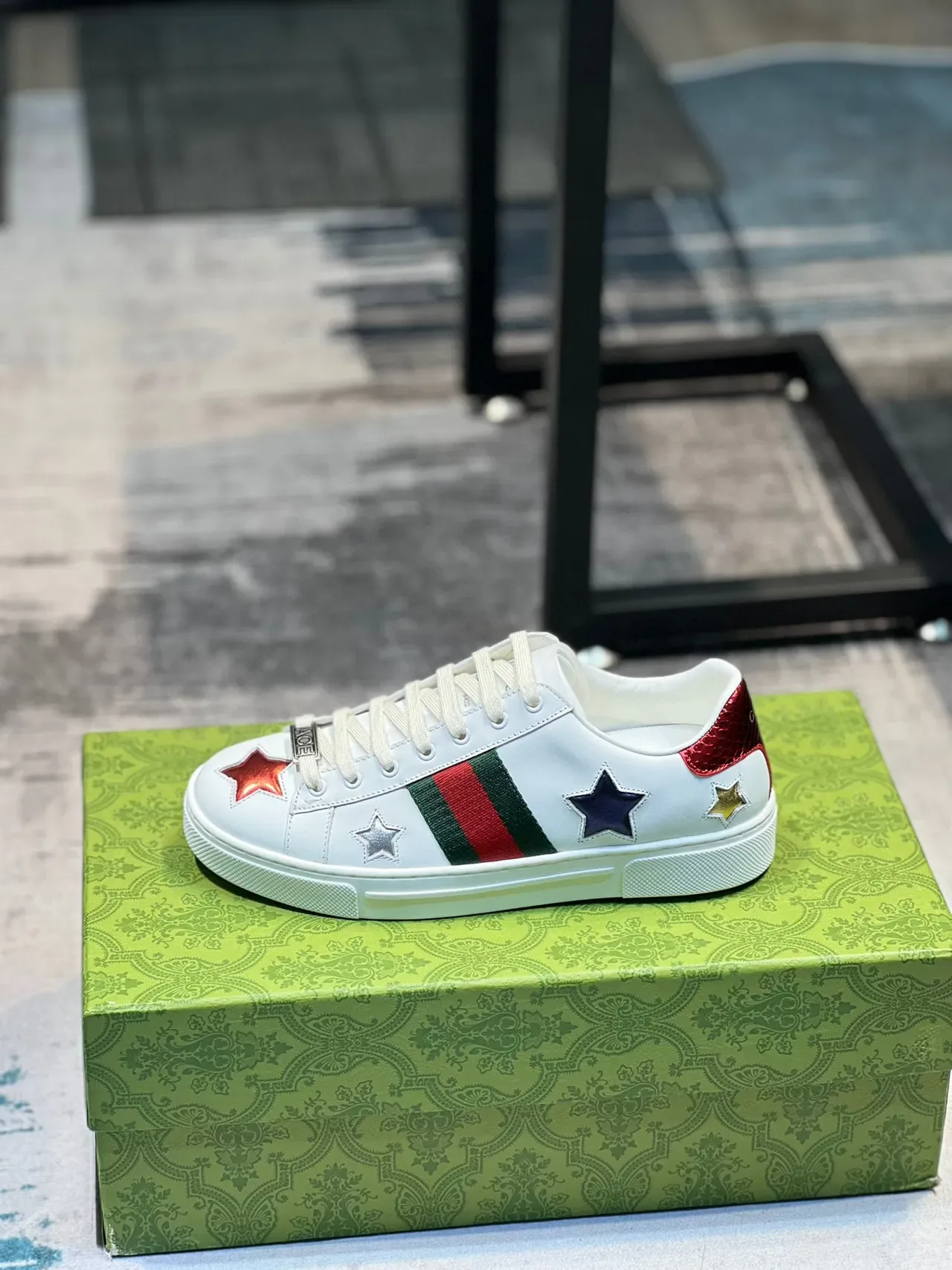 Gucci Zapatillas Lifestyle Blancas Multicolor Cuir Supérieur Détail Rayures Web 1