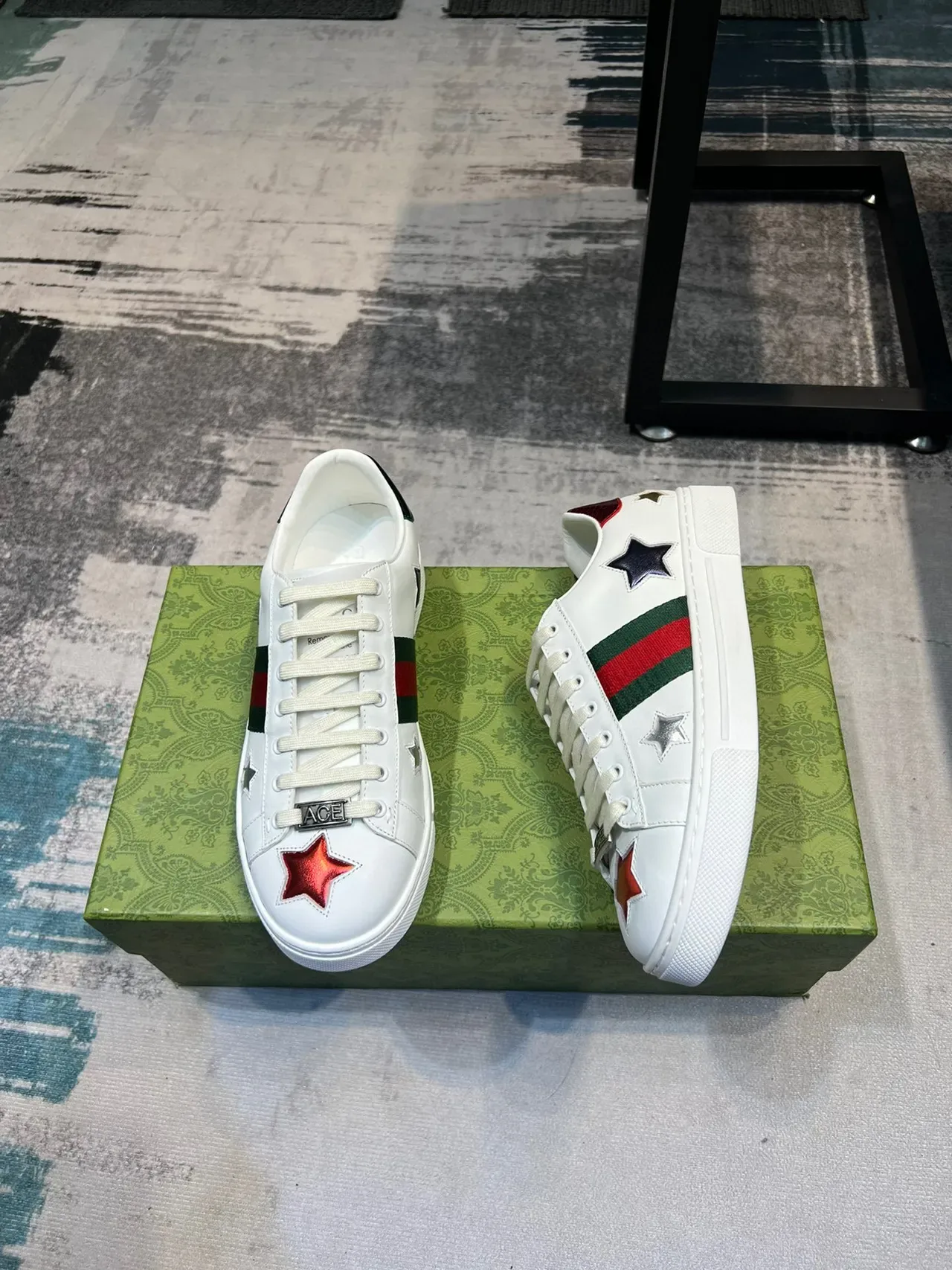 Gucci Zapatillas Lifestyle Blancas Multicolor Cuir Supérieur Détail Rayures Web 4