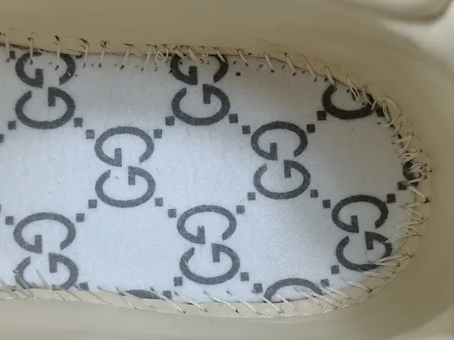 Gucci sneakers lifestyle blanches roses à semelle chunky avec graphisme de lapin brodé 2
