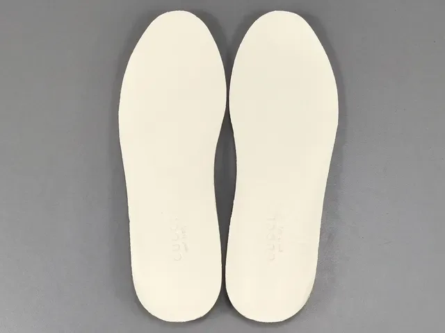 Gucci sneakers lifestyle blanches roses à semelle chunky avec graphisme de lapin brodé 4
