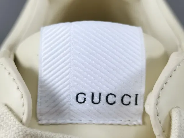 Gucci sneakers lifestyle blanches roses à semelle chunky avec graphisme de lapin brodé 5