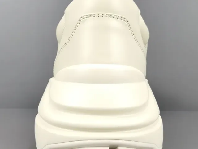 Gucci sneakers lifestyle blanches roses à semelle chunky avec graphisme de lapin brodé 7