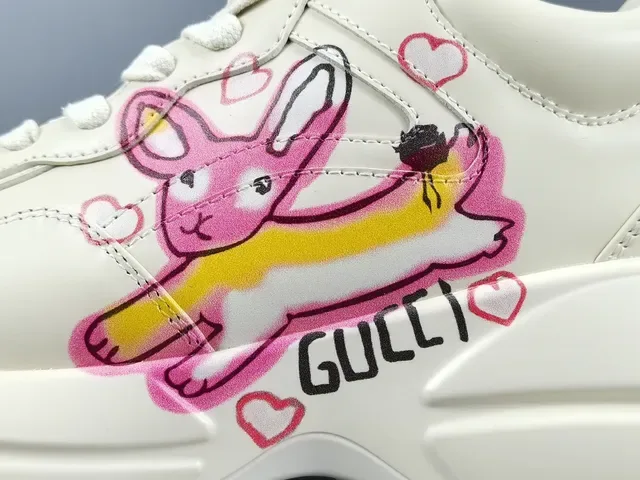 Gucci sneakers lifestyle blanches roses à semelle chunky avec graphisme de lapin brodé 8