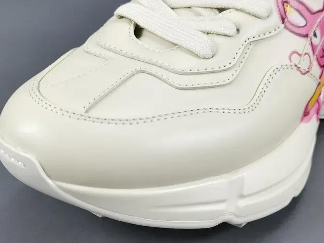 Gucci sneakers lifestyle blanches roses à semelle chunky avec graphisme de lapin brodé 9