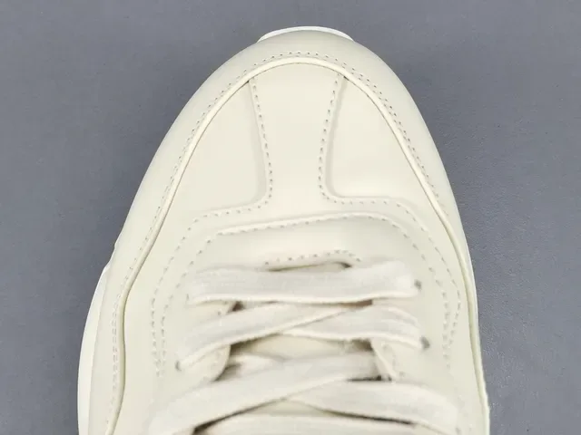 Gucci sneakers lifestyle blanches roses à semelle chunky avec graphisme de lapin brodé 10