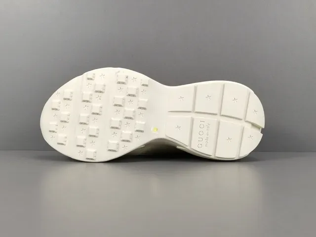 Gucci sneakers lifestyle blanches roses à semelle chunky avec graphisme de lapin brodé 13