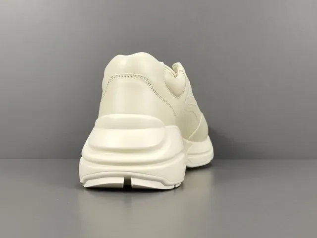 Gucci sneakers lifestyle blanches roses à semelle chunky avec graphisme de lapin brodé 14