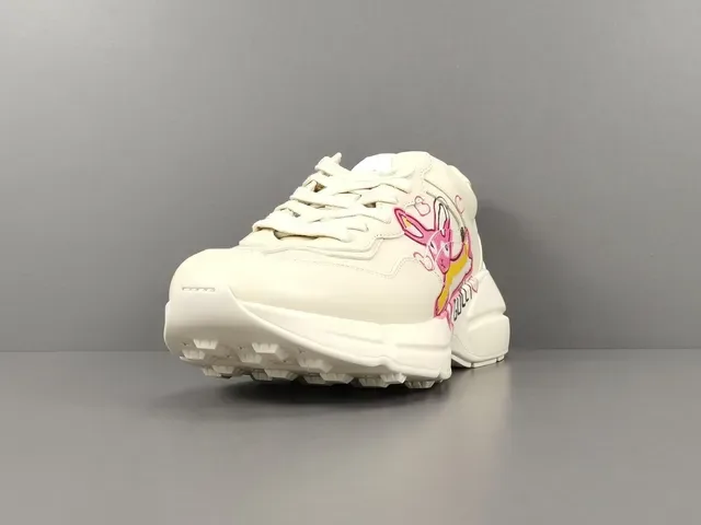 Gucci sneakers lifestyle blanches roses à semelle chunky avec graphisme de lapin brodé 15