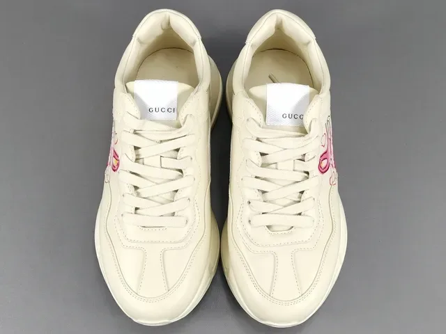 Gucci sneakers lifestyle blanches roses à semelle chunky avec graphisme de lapin brodé 16