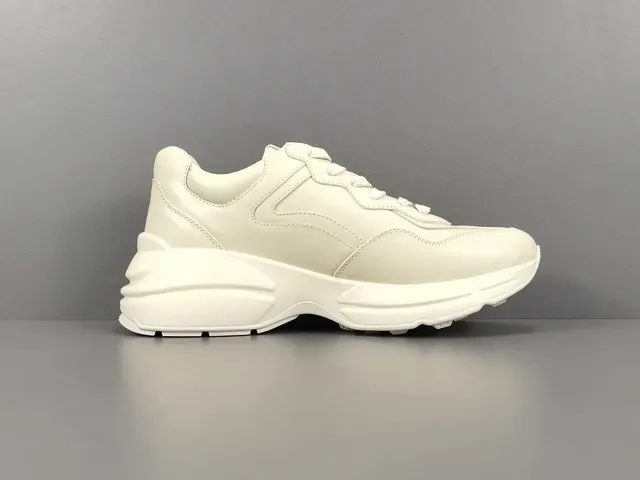 Gucci sneakers lifestyle blanches roses à semelle chunky avec graphisme de lapin brodé 18