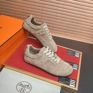 Hermès Tênis lifestyle em camurça bege e branco upper low-top silhueta lifestyle sneakers
