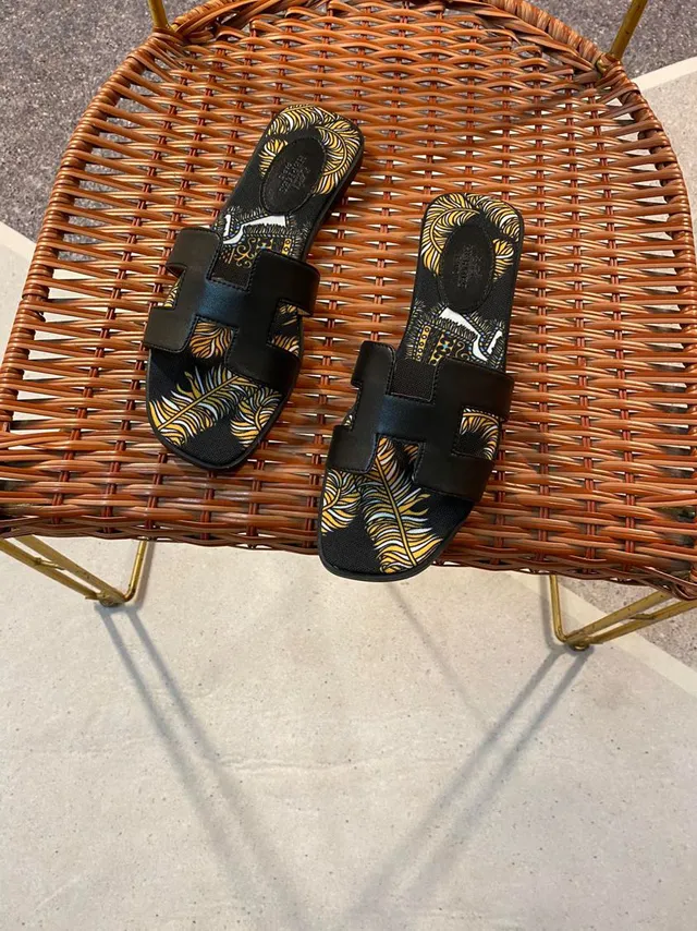 Hermès Black Multicolor H-Shaped Leather Strap Feather-Print Canvas Upper Slippers 1