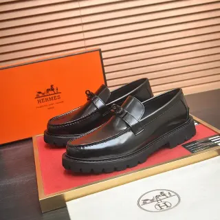 Hermès Mocassim de Couro Polido Preto com Sola Grossa com Cravos