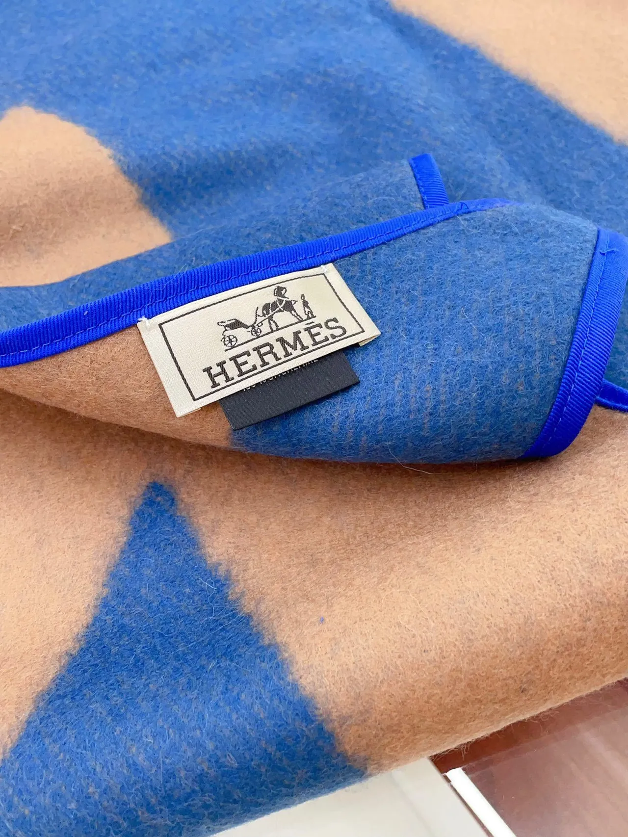 Hermès नीला भूरा ज्यामितीय त्रिभुज पैटर्न रिब्ड बॉर्डर ट्रिम स्कार्फ 9