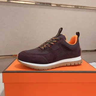 Hermès Zapatillas Lifestyle de color burdeos naranja con upper híbrido Suede-Mesh y construcción de panel geométrico