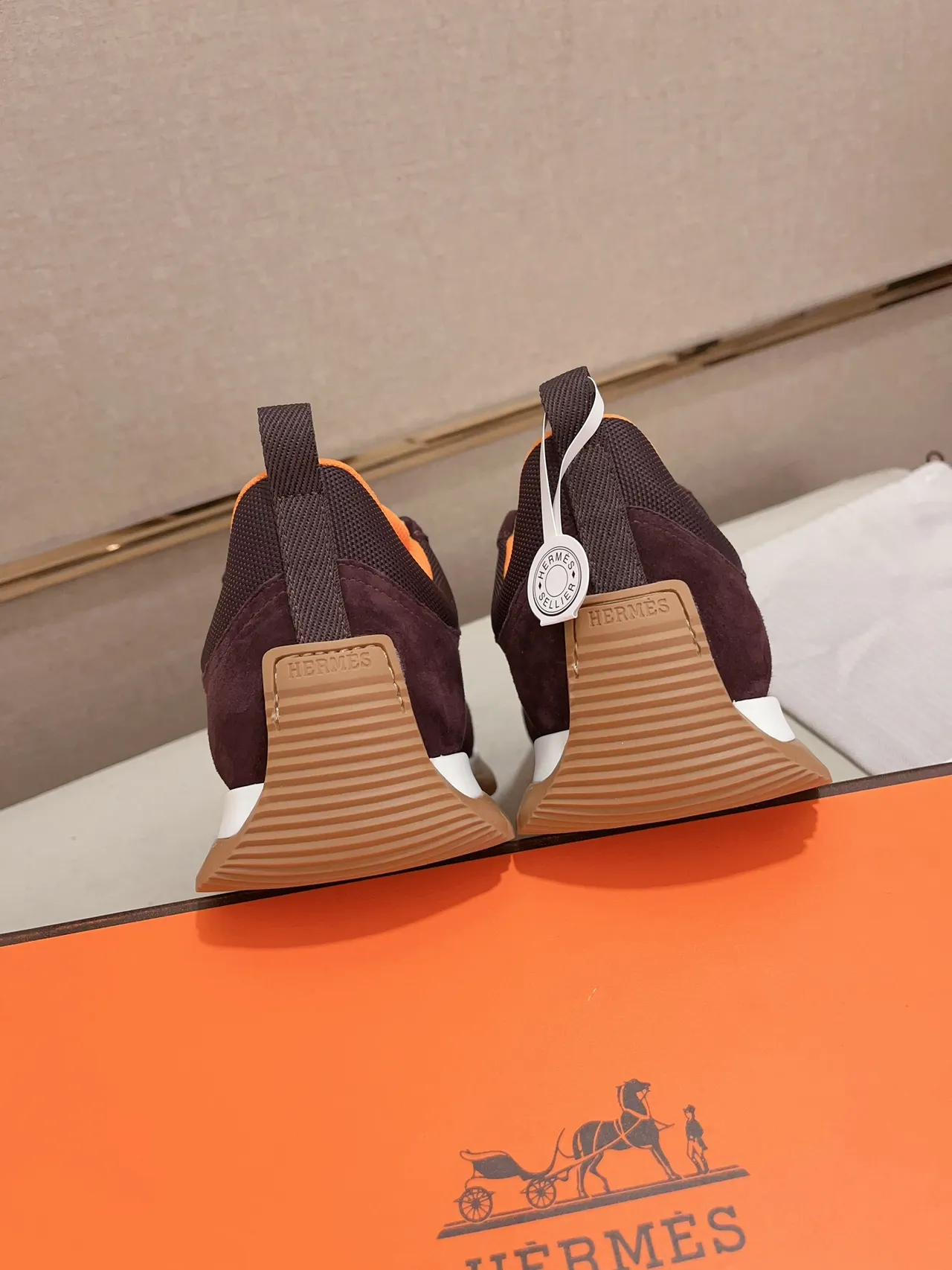 Hermès Tênis Lifestyle de cor burdeos laranja com upper híbrido Suede-Mesh e construção de painéis geométricos 3