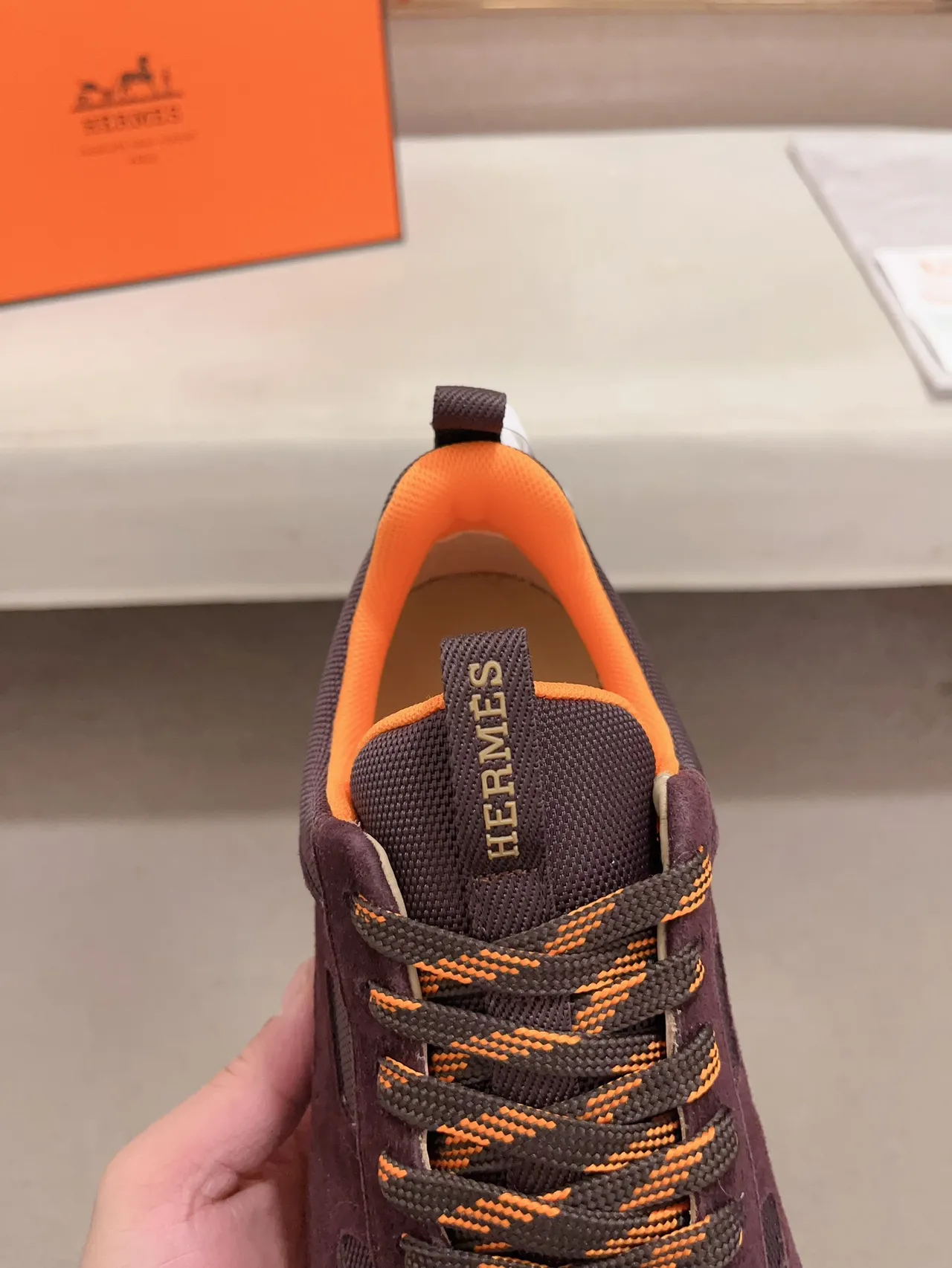 Hermès Tênis Lifestyle de cor burdeos laranja com upper híbrido Suede-Mesh e construção de painéis geométricos 4