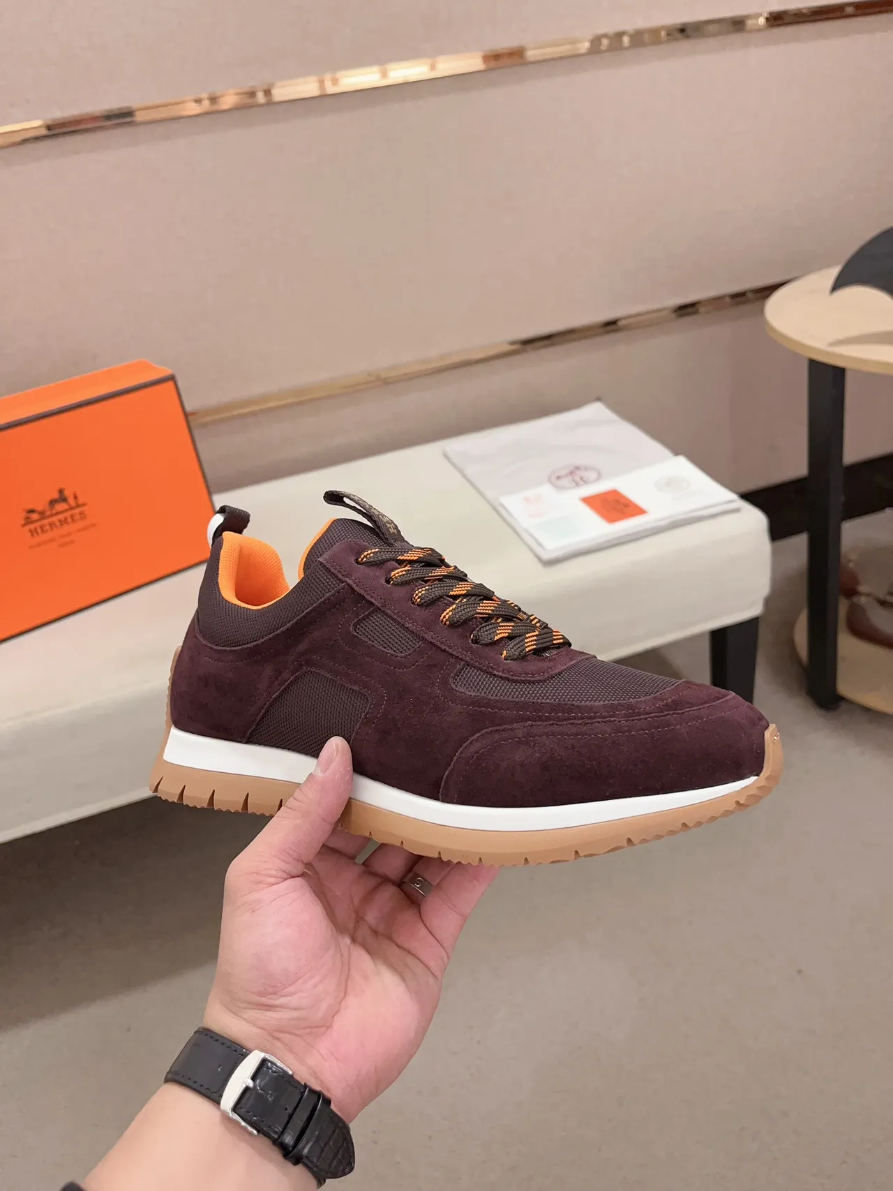 Hermès Tênis Lifestyle de cor burdeos laranja com upper híbrido Suede-Mesh e construção de painéis geométricos 5