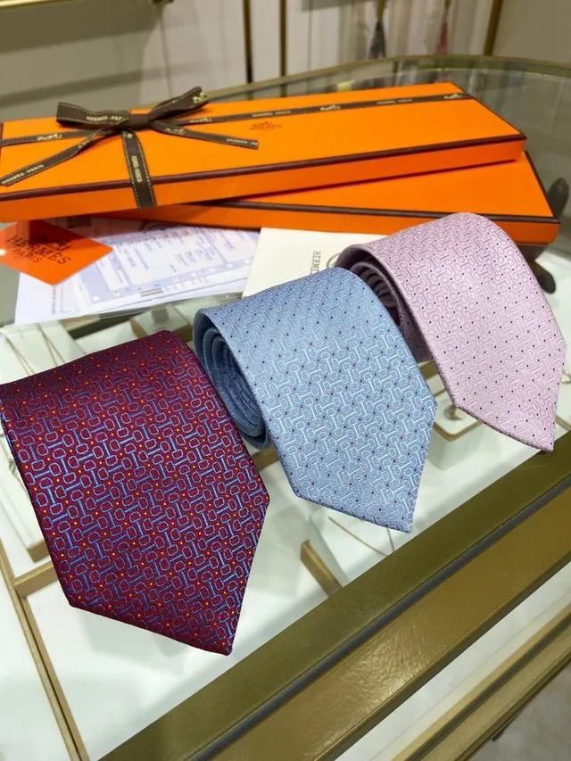 Hermès ربطة عنق حريرية بنمط هندسي بلون بوردو وأزرق 4