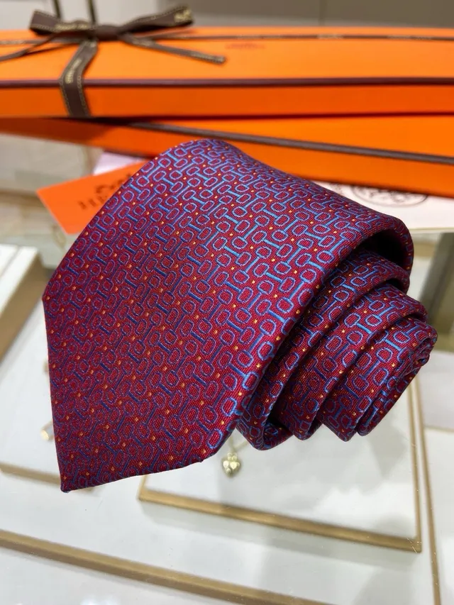 Hermès ربطة عنق حريرية بنمط هندسي بلون بوردو وأزرق 5