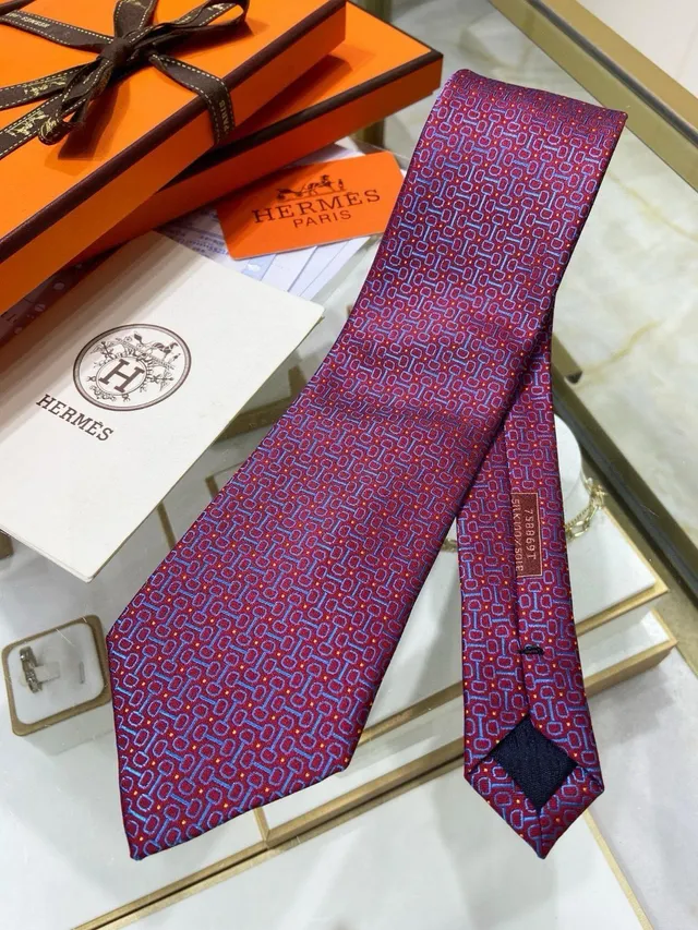 Hermès ربطة عنق حريرية بنمط هندسي بلون بوردو وأزرق 6