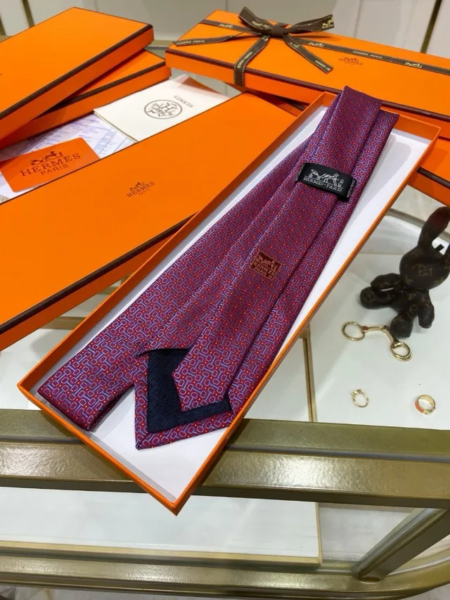 Hermès ربطة عنق حريرية بنمط هندسي بلون بوردو وأزرق 7