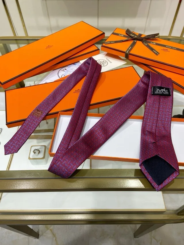 Hermès ربطة عنق حريرية بنمط هندسي بلون بوردو وأزرق 9